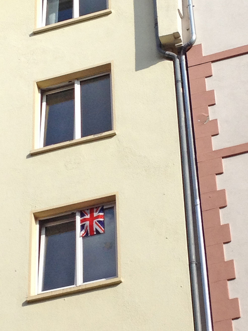 flaggen-am-fenster-in-frankfurt-zur-euro-2016-großbritannien