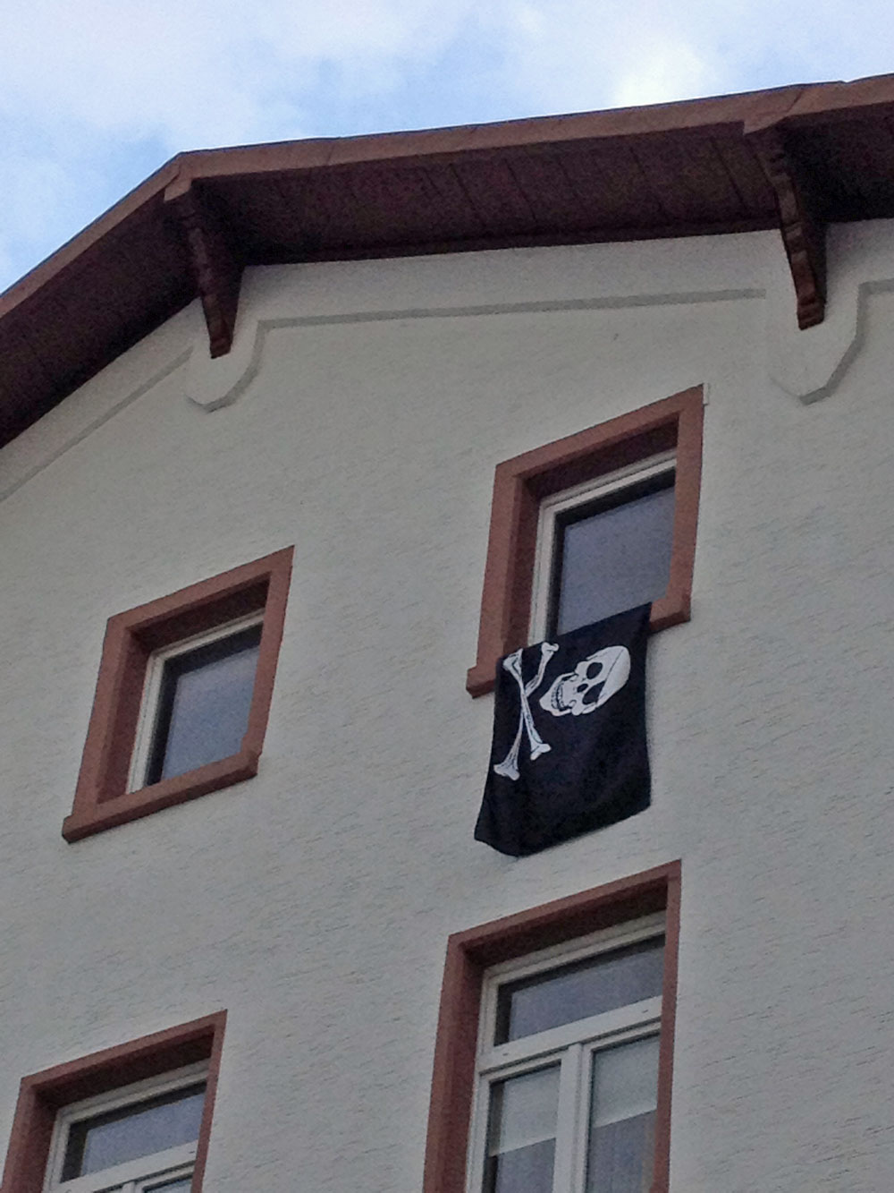 flaggen-am-fenster-in-frankfurt-zur-euro-2016-piraten