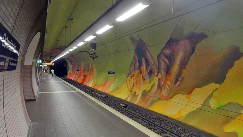 Laufende Hände an den Tunnelwänden in der Frankfurter S-Bahn-Station Ostendstraße von Andreas von Chrzaowski, Samira von Chrzaowski und Does