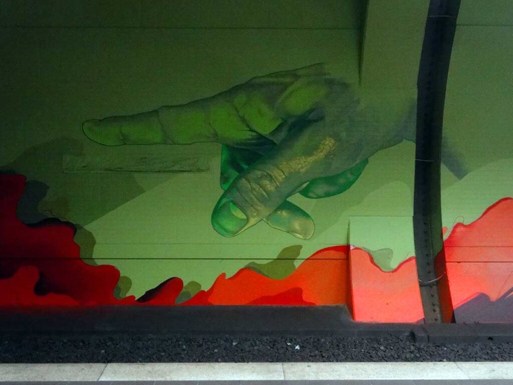 Laufende Hände an den Tunnelwänden in der Frankfurter S-Bahn-Station Ostendstraße von Andreas von Chrzaowski, Samira von Chrzaowski und Does