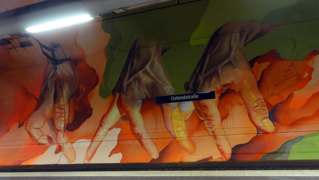 Laufende Hände an den Tunnelwänden in der Frankfurter S-Bahn-Station Ostendstraße von Andreas von Chrzaowski, Samira von Chrzaowski und Does