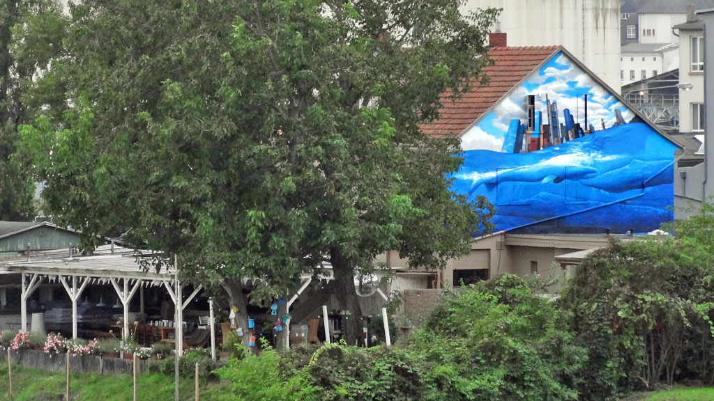 Blaues Wasser - Graffiti mit Skyline und Wale im Main