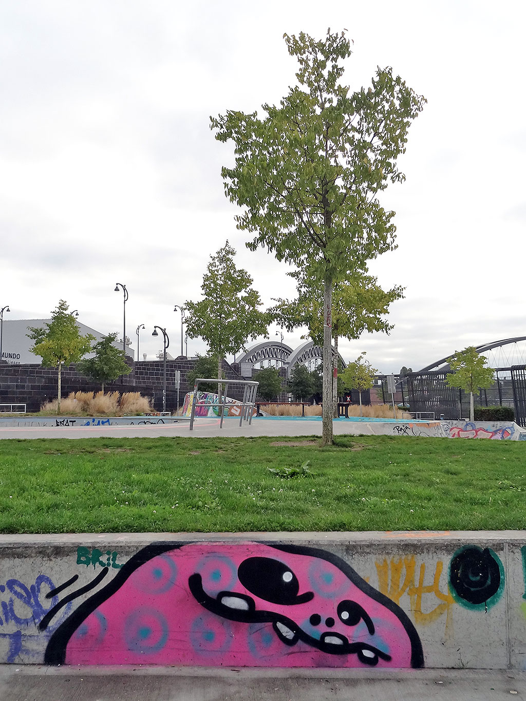 Cityghost-Graffiti beim Skatepark im Hafenpark Frankfurt