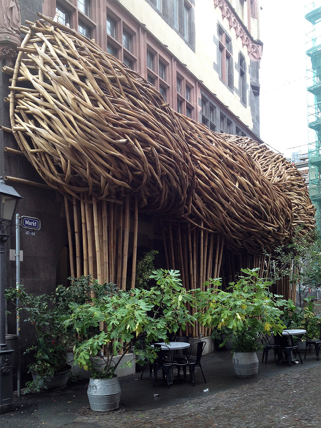 Bambusskulptur "Big Trees" von Joko Avianto beim Frankfurter Kunstverein