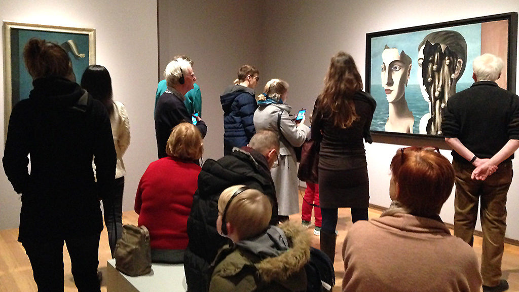 Besucher in der Magritte-Ausstellung der Schirn Kunsthalle in Frankfurt
