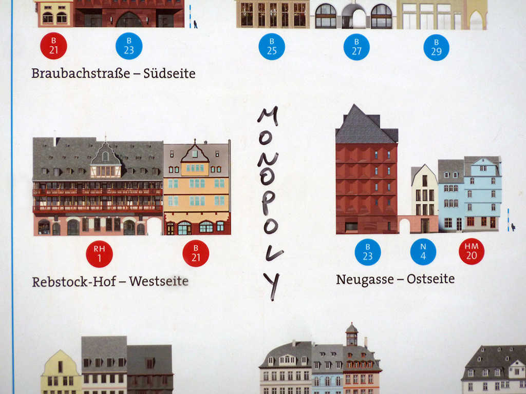 "Monopoly"-Schriftzug auf einer Infotafel an der Baustelle zur neuen Frankfurter Altstadt