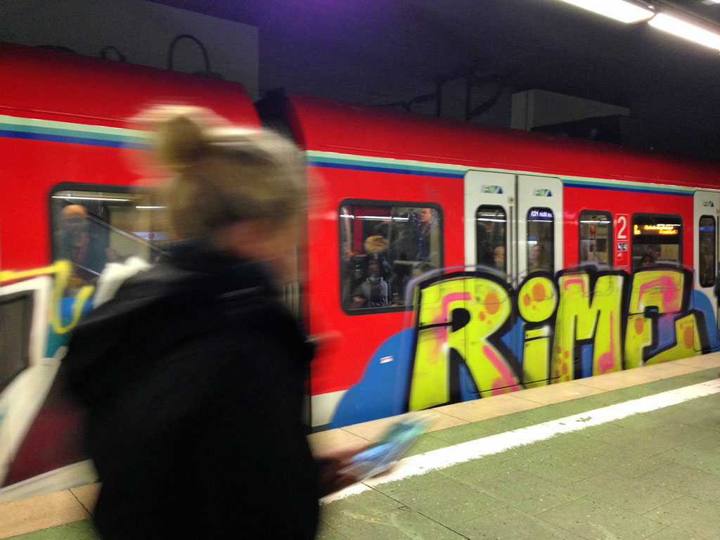S-Bahn in Frankfurt-RheinMain mit Rime-Graffiti