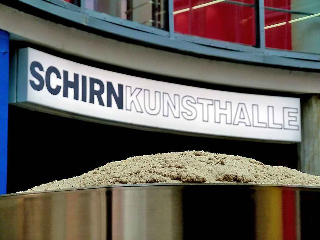 Rotunde der Schirn Kunsthalle Frankfurt - Lena Henke. Schrei mich nicht an, Krieger!