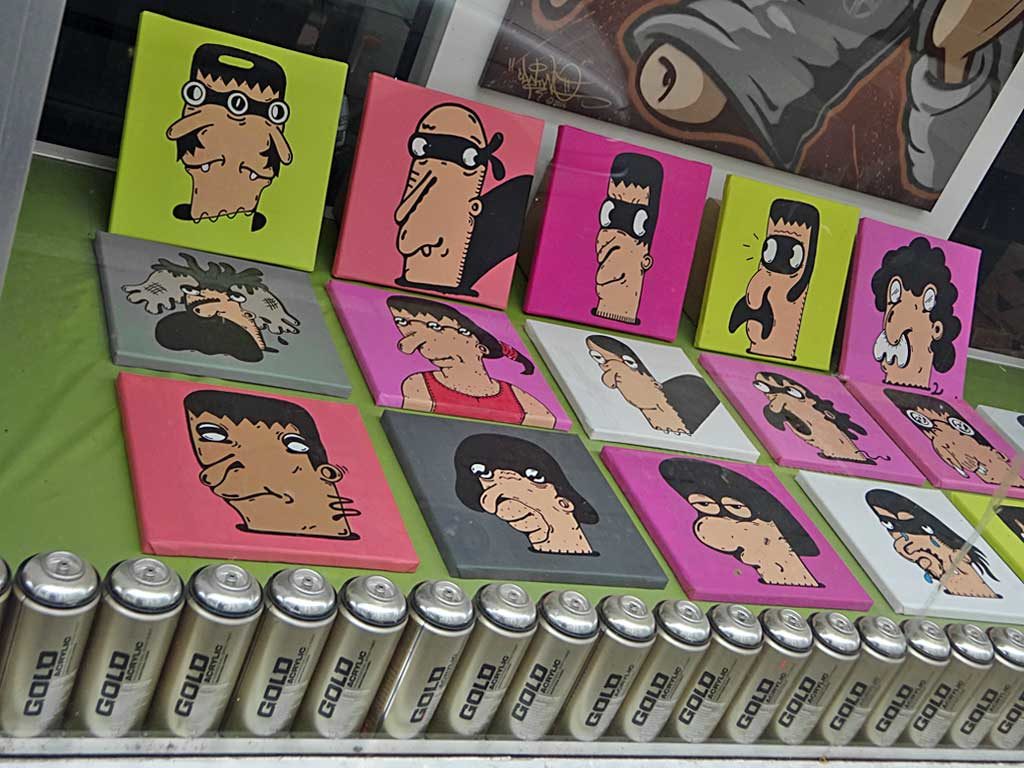 Dudes im Schaufenster vom Canpire-Shop in Frankfurt-Sachsenhausen