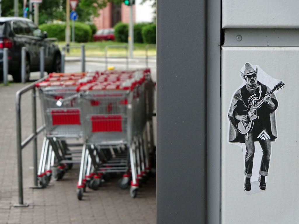 Street Art in Frankfurt - Bilder mit drei weißen Linien