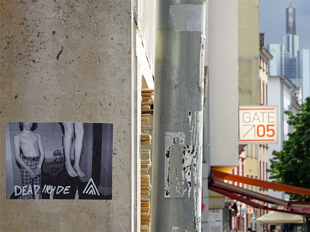 Street Art in Frankfurt - Bilder mit drei weißen Linien