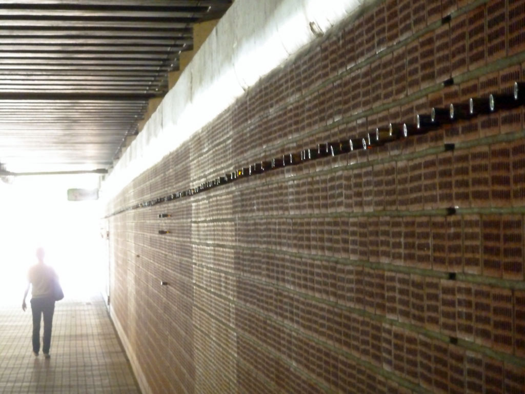 Kleine Alkoholflaschen im Hafentunnel in Frankfurt