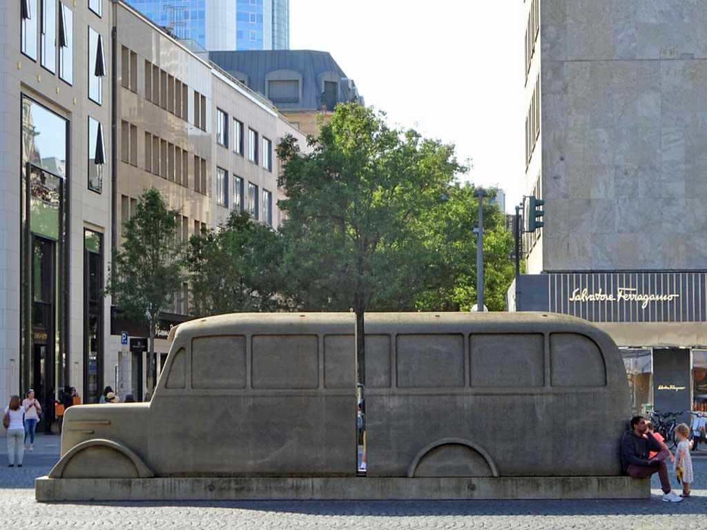Die Grauen Busse-Denkmal am Rathenauplatz in Frankfurt