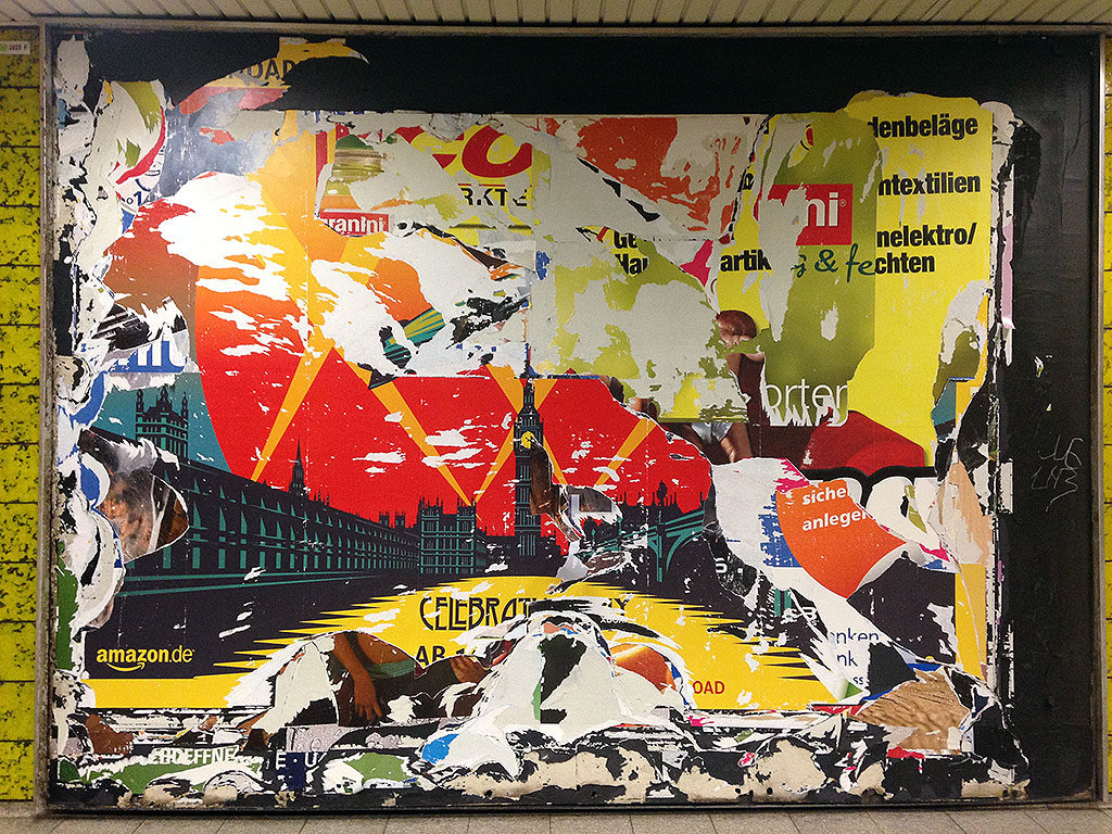 Werbewand mit abgerissenen Plakaten