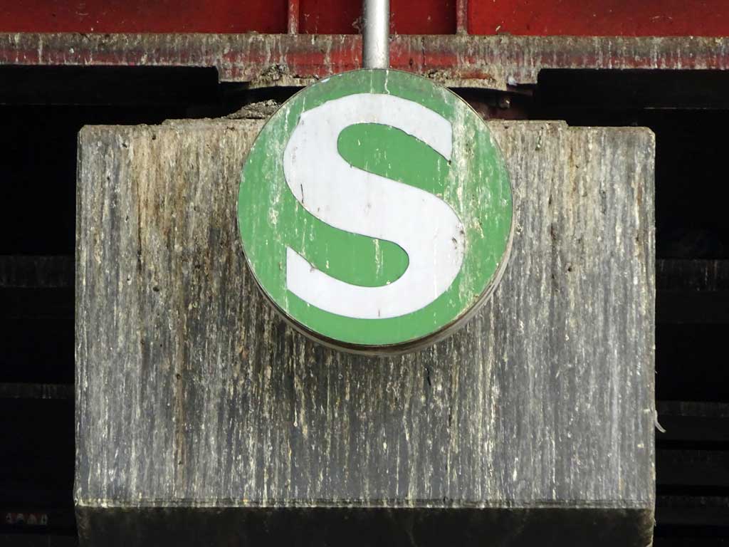 Verdrecktes S-Bahn-Schild an der Galluswarte