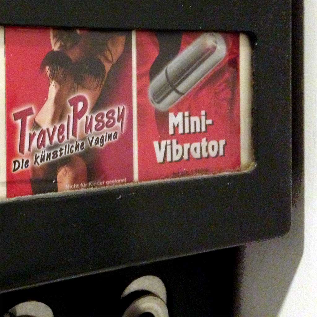 Travel Pussy und Mini-Vibrator im Automat.