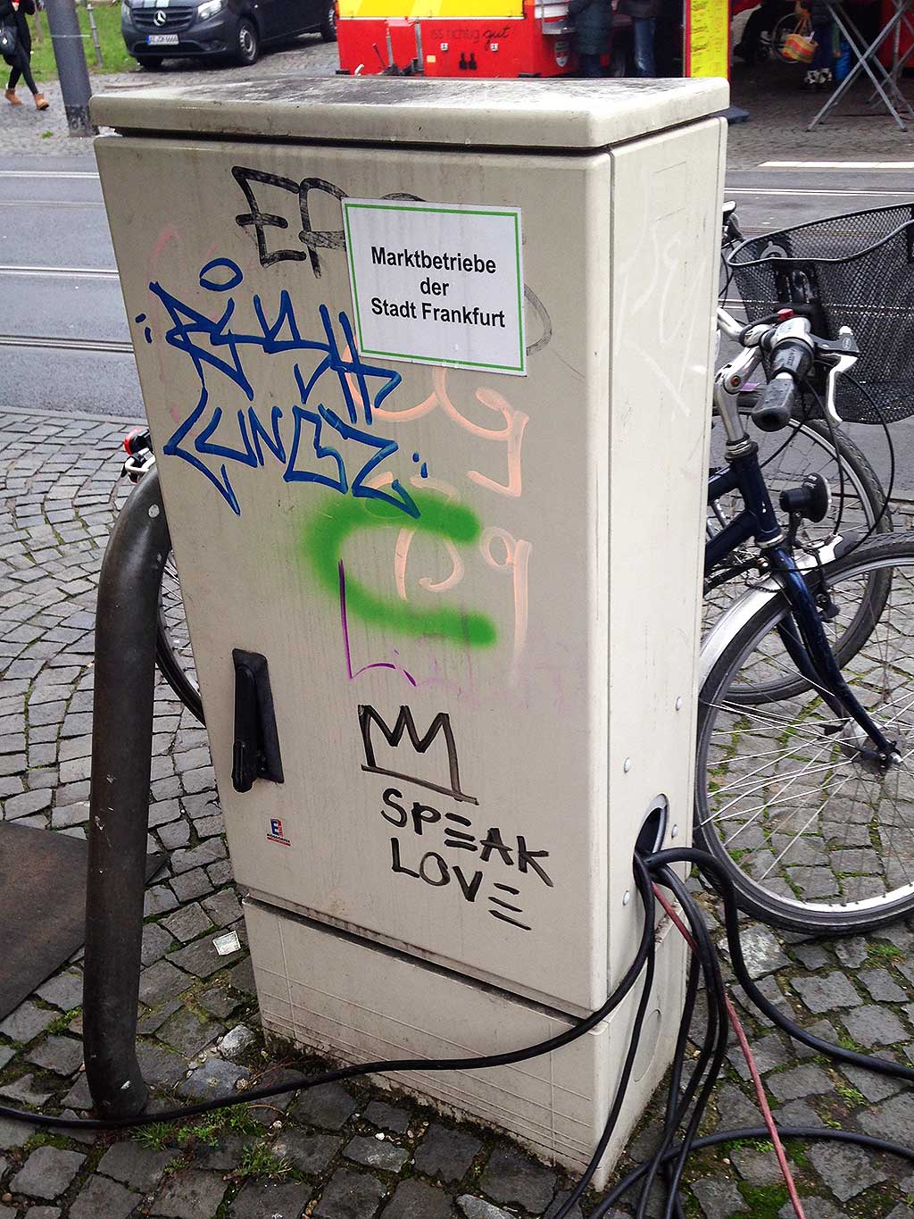 Streetart in Frankfurt: Krone mit "Speak Love"-Slogan