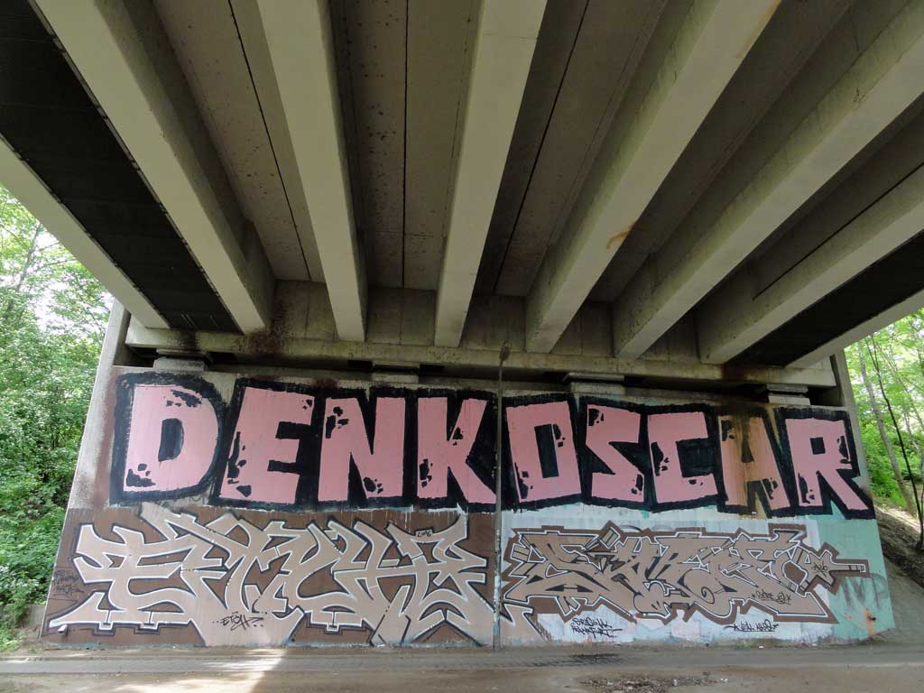 Graffiti unterhalb der Ratswegbrücke in Frankfurt