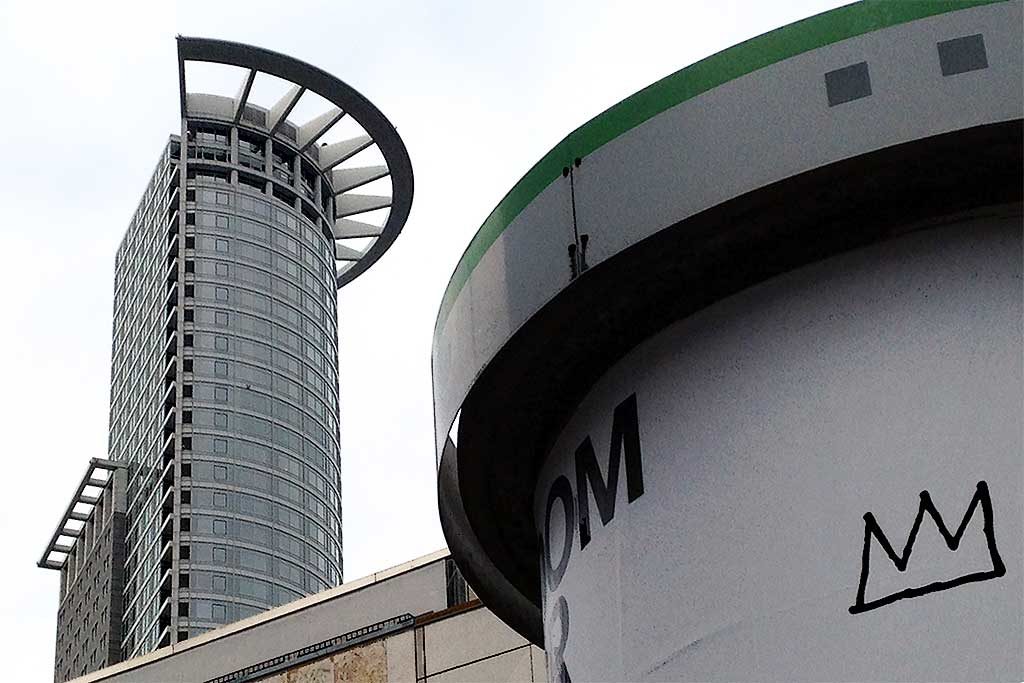 Kronenhochhaus und Basquiat-Krone in Frankfurt am Main