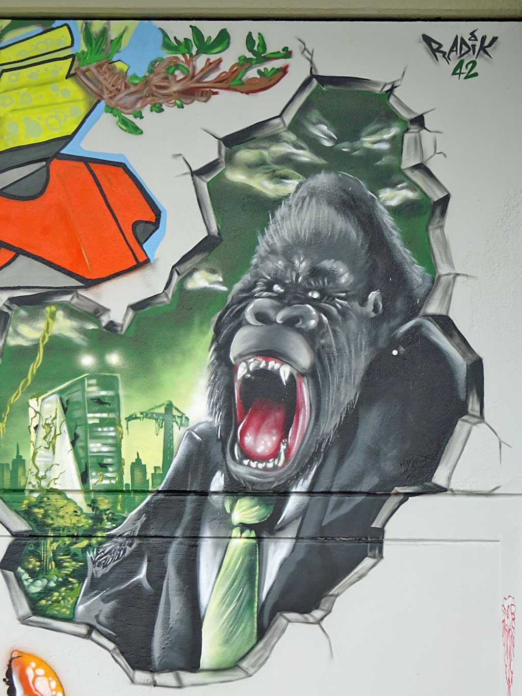 Großstadtdschungel-Graffiti am Niddapark in Frankfurt