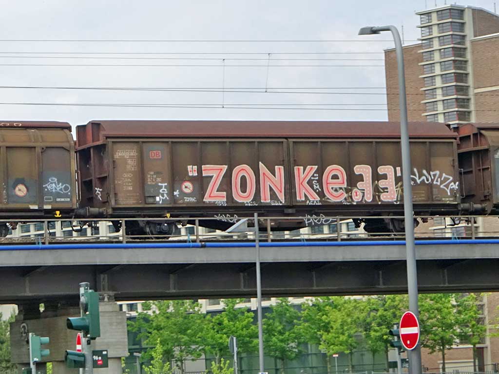 Güterzug mit Graffiti