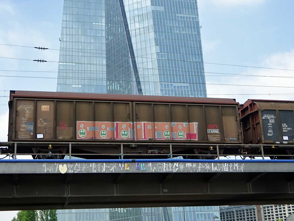 Güterzug mit Graffiti