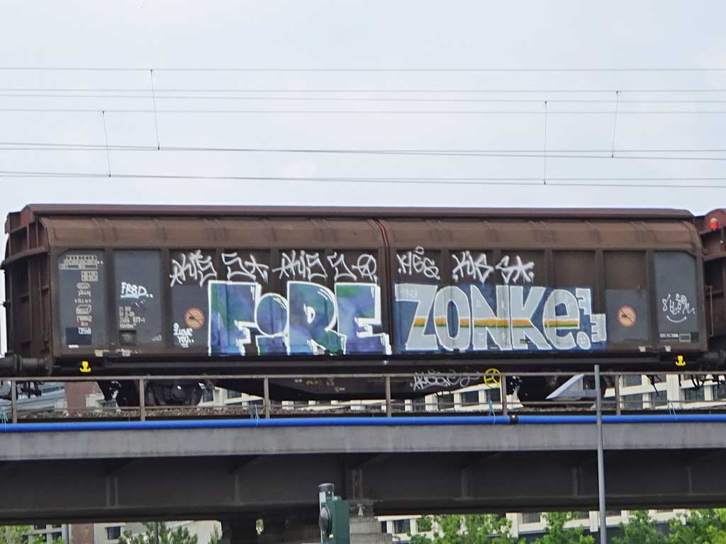 Güterzug mit Graffiti