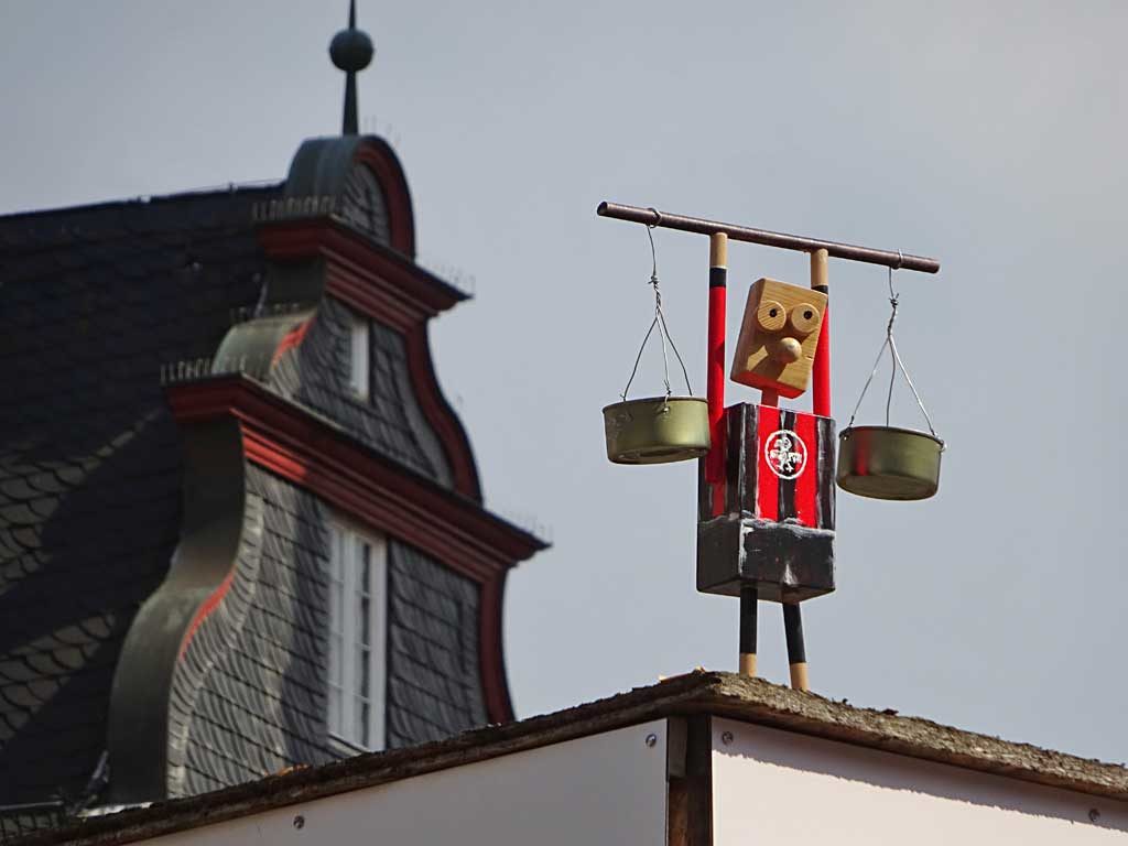 Justitia am Gerechtigkeitsbrunnen im Eintrachttrikot