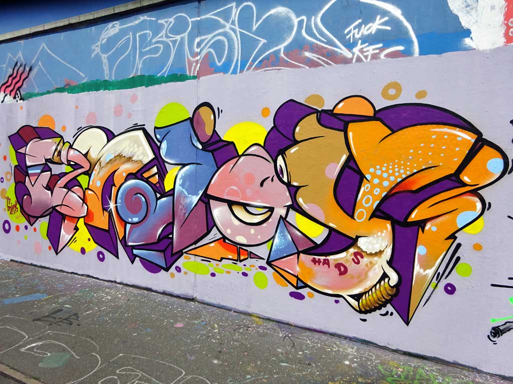 Enjoy-Graffiti bei der Hall of Fame in Frankfurt