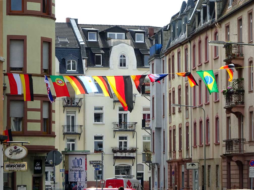 Flaggen in Frankfurt während der Fußball-WM 2018