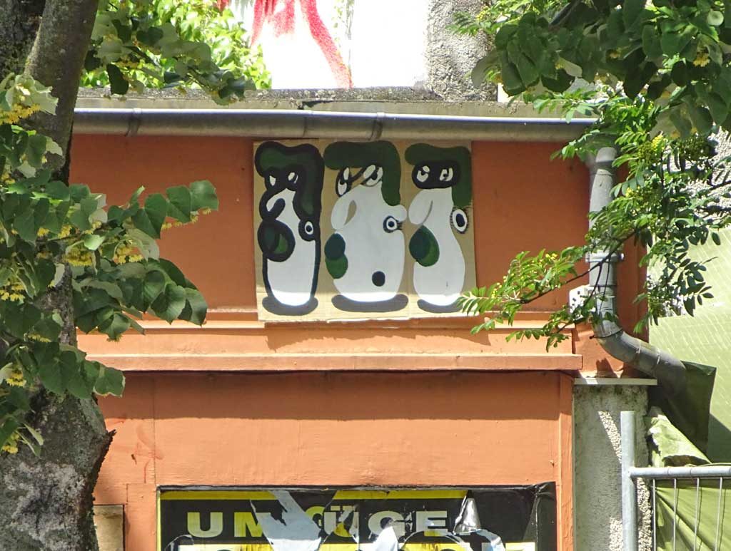 Streetart Frankfurt - Pappe mit Gesichtern