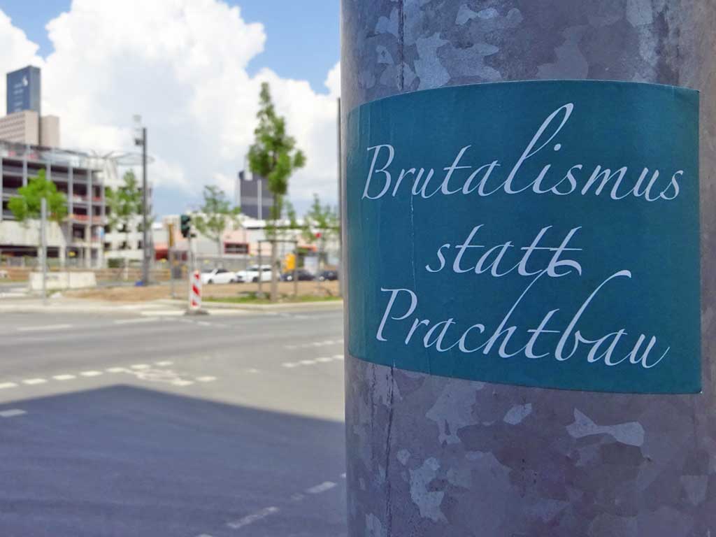 Straßen-Aufkleber in Frankfurt - Brutalismus statt Prachtbau