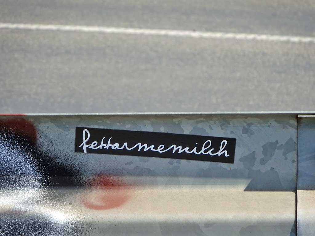 Aufkleber in Frankfurt - Fettarme Milch