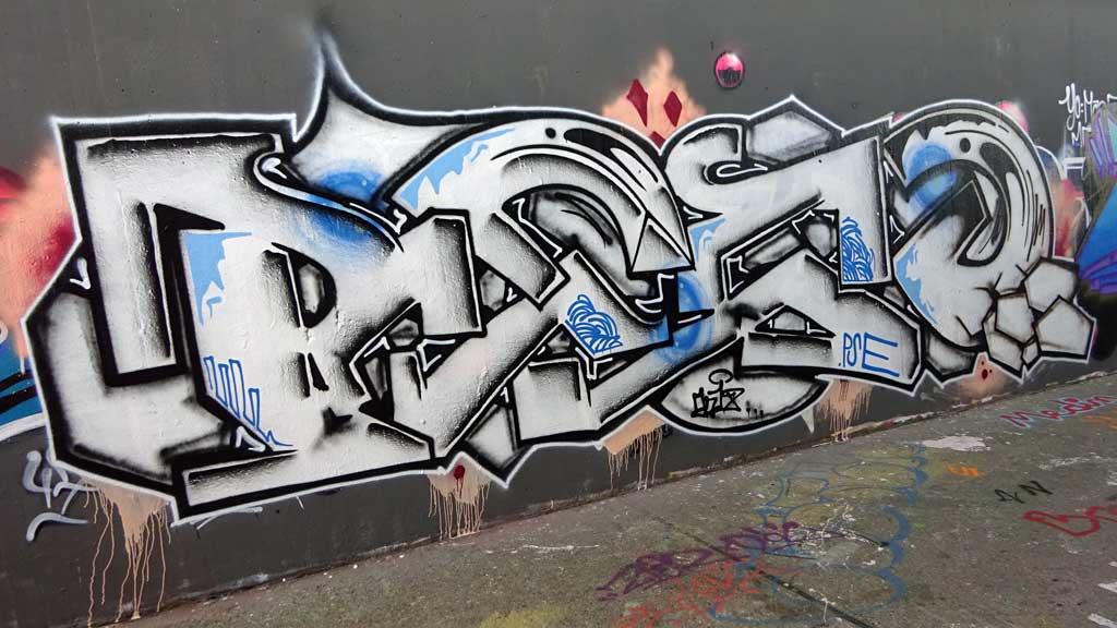 Resq-Graffiti bei der Hall of Fame in Frankfurt