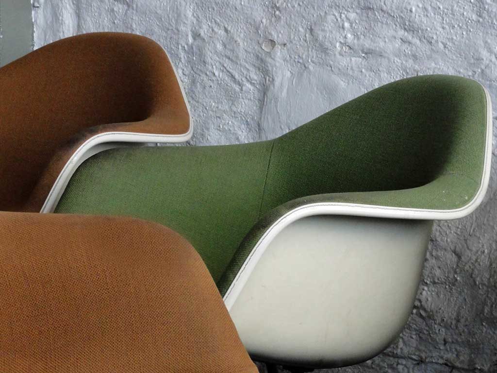 Formschöne Sitzgelegenheiten im Hafen 2