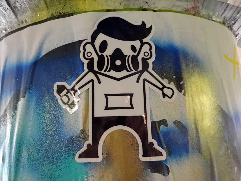 Straßen-Aufkleber in Frankfurt - Spray-Painter