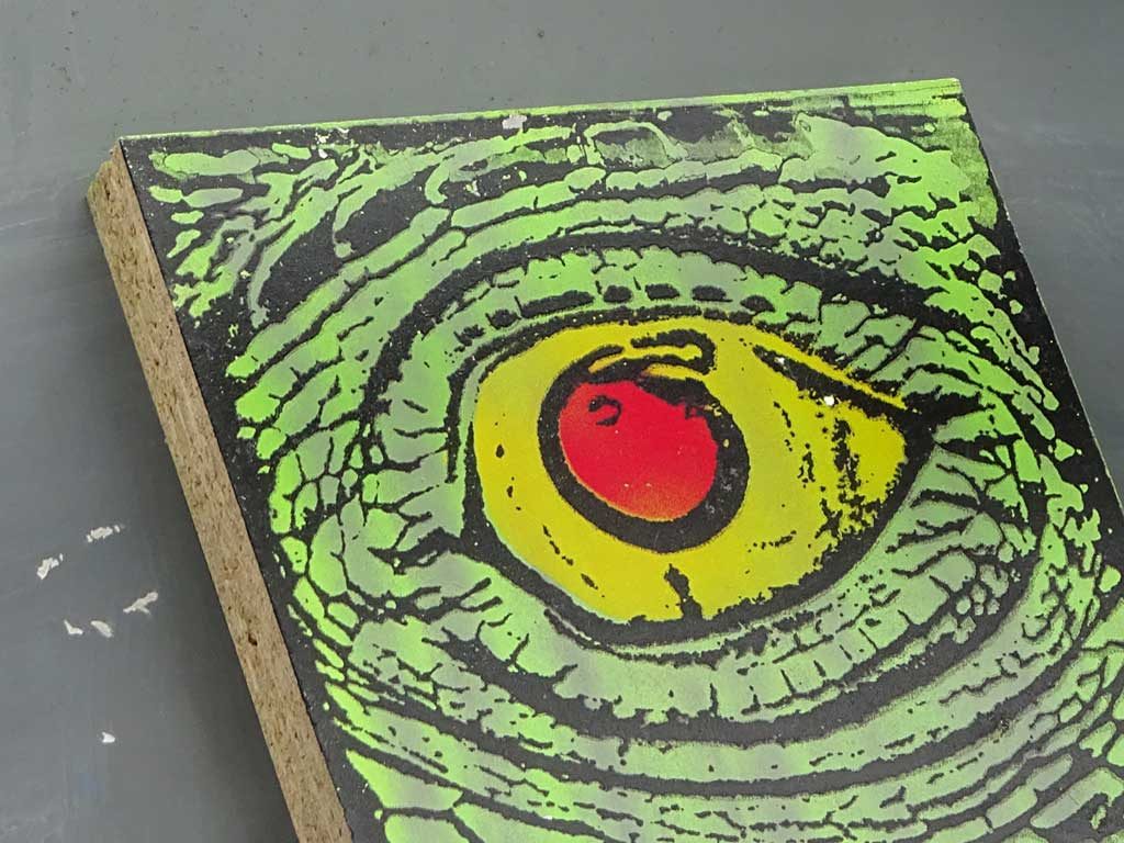 Street-Art in Frankfurt - Brett mit Krokodilauge