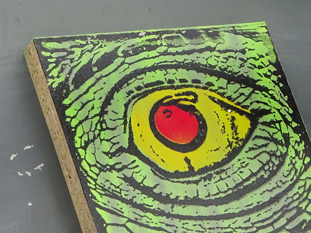 Street-Art in Frankfurt - Brett mit Krokodilauge