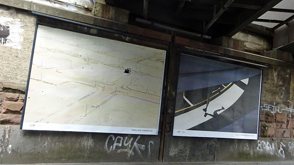 Plakataktion von Fotografinnen und Fotografen unter einer Eisenbahnbrück