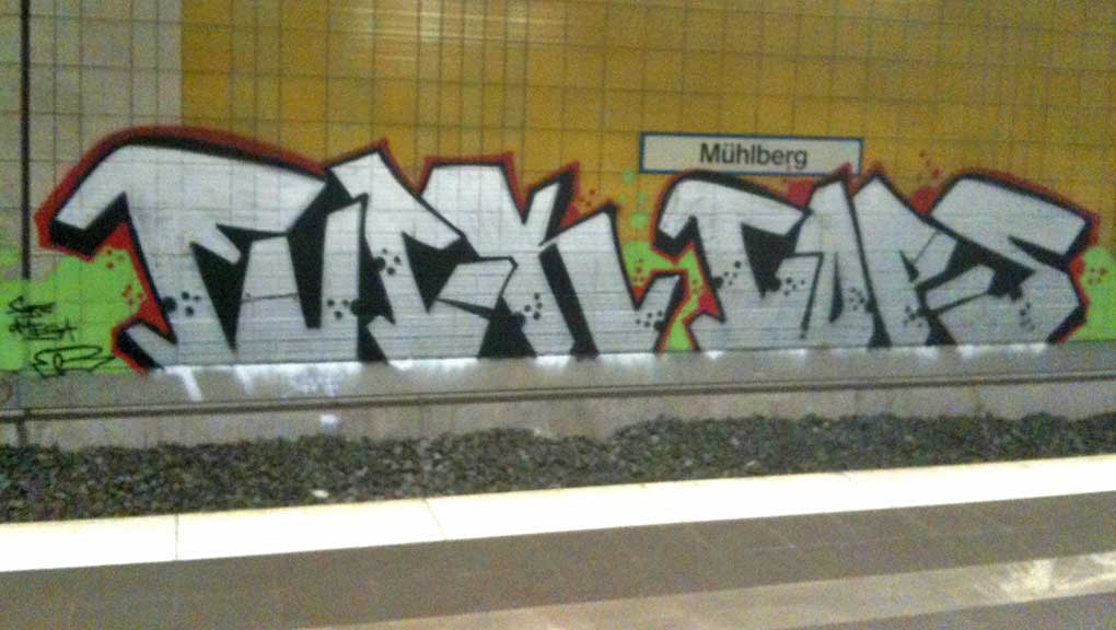 Graffiti an der Haltestelle Mühlberg in Frankfurt