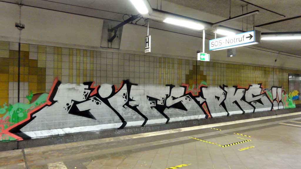 Graffiti an der Haltestelle Mühlberg in Frankfurt