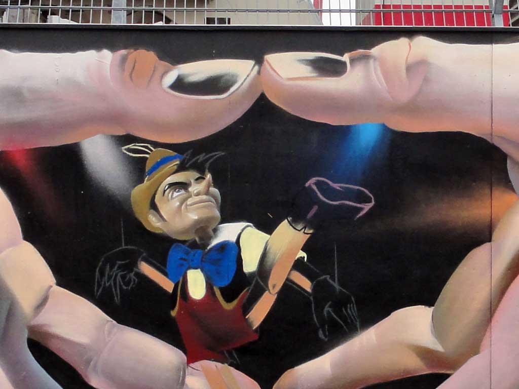 Merkelraute und Pinocchio-Marionette