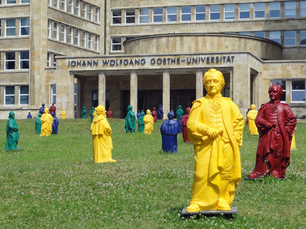 Campus Westend Der Universitat Frankfurt Mit Bunten Goethe Skulpturen Stadtkind