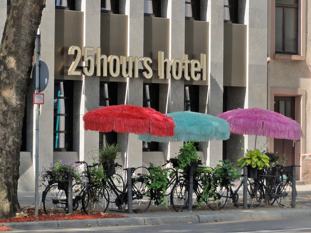 Zaun aus Fahrrädern beim 25 hours Hotel in Frankfurt