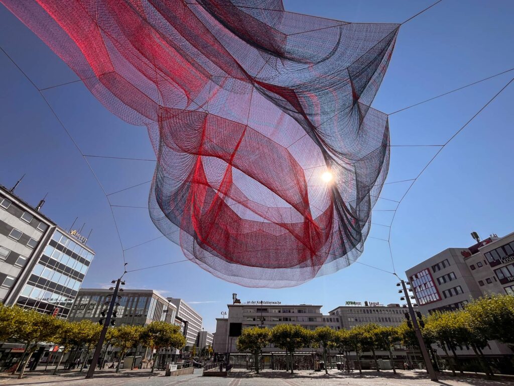 A Sky Full of Hope – Kunst im öffentlichen Raum von Janet Echelman in Frankfurt.