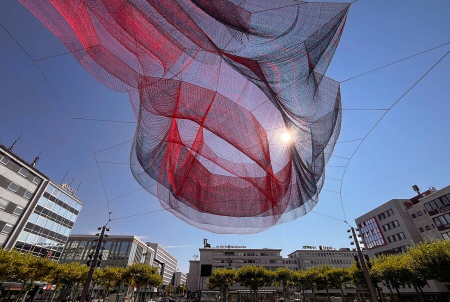 A Sky Full of Hope – Kunst im öffentlichen Raum von Janet Echelman in Frankfurt.
