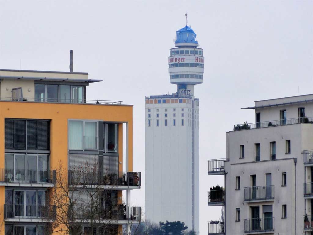 Beginn der Abbrucharbeiten am Henninger Turm