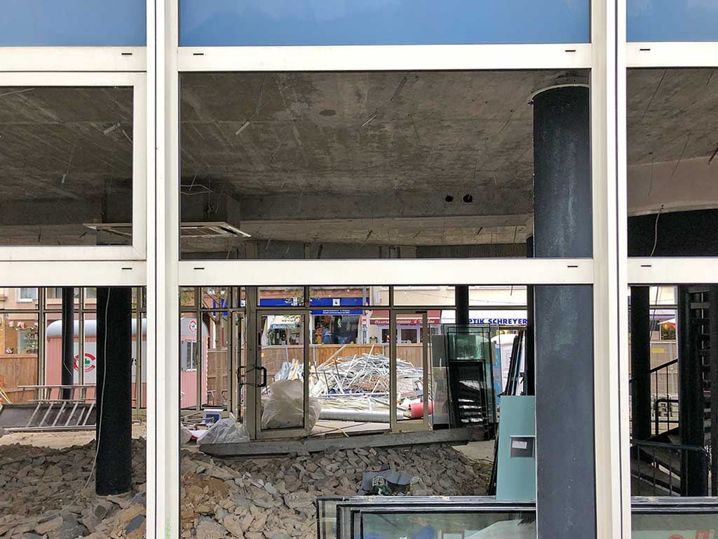 Abbrucharbeiten am Glas-Pavillon in der Berger Straße in Frankfurt