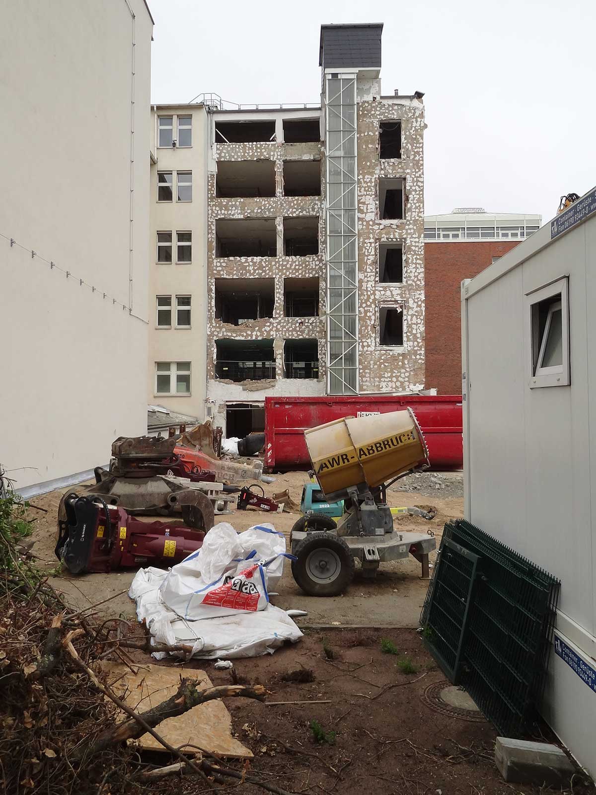 Abbrucharbeiten gesehen von der Mainzer Landstraße am alten Standort der FAZ im Gallus