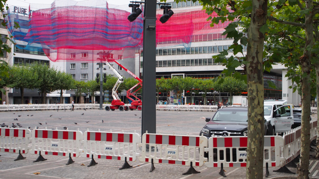 Abgesperrte Netzskulptur wegen Arbeiten an den Pylonen.